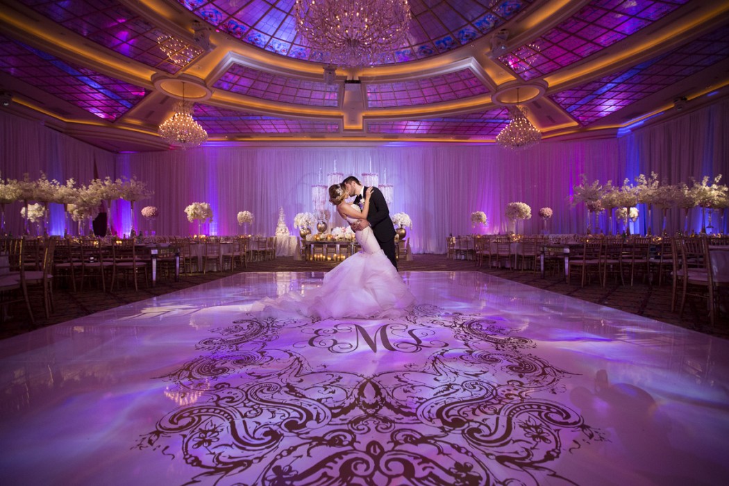 Un mariage splendide, avec un plan de table qui revient souvent, en rose, fuschia et violet 7