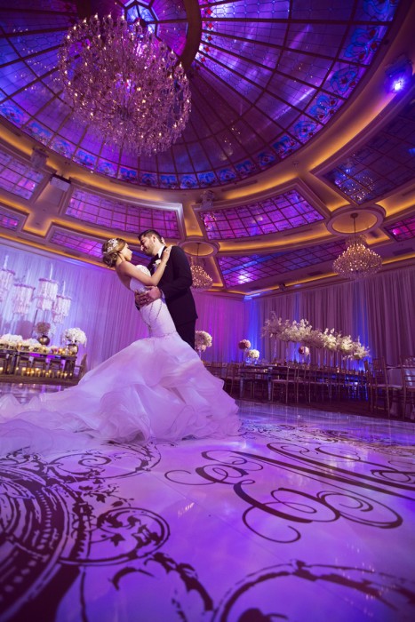 Un mariage splendide, avec un plan de table qui revient souvent, en rose, fuschia et violet 13